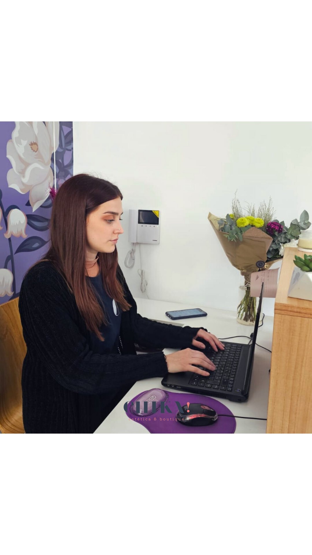 La recepción de Chika!, con el papel mural floral